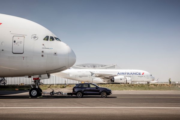 Porche Cayenne holuje Airbusa 380