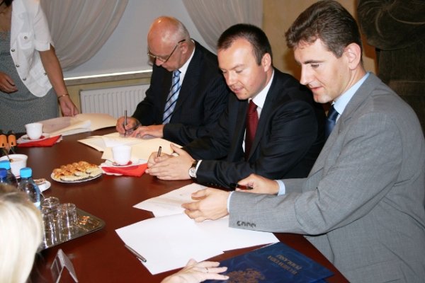 od prawej: Wojewoda Podlaski Maciej Żywno, wiceminister Witold Drożdż, Marszałek Województwa Jarosław Dworzański