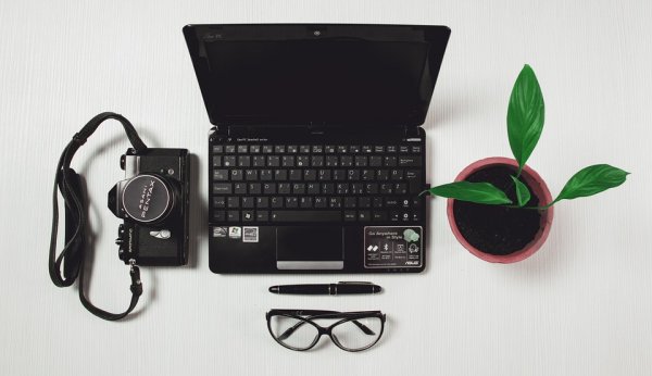 laptop i okulary