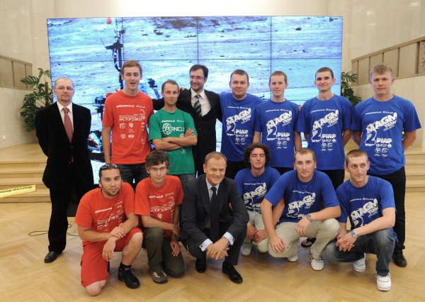 Przedstawiciele drużyn uczestniczących w URC z premierem Donaldem Tuskiem