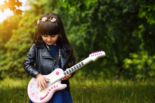 Dziewczynka na łace z gitarą
