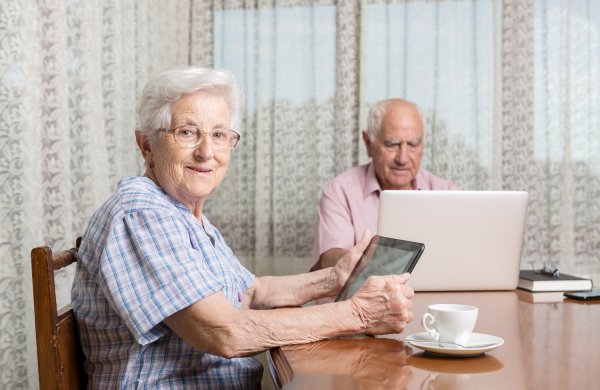 Emeryci korzystają z Internetu dostępnego dla każdego