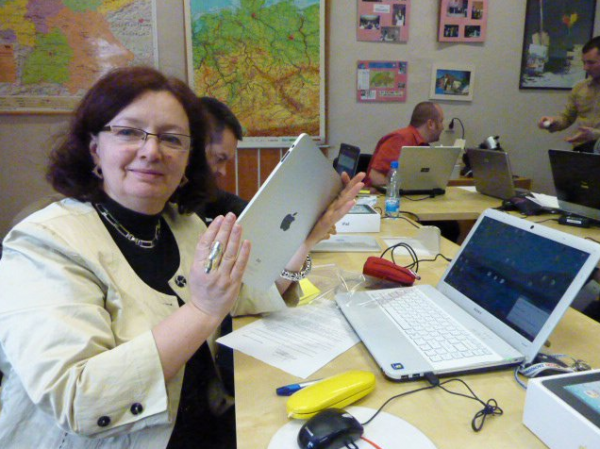 iPad w rękach nauczycieli z gimanazjum Leonarda Piwoni