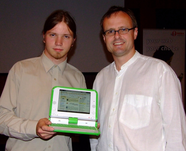 Przemek Mugeński i Hakon Wium Lie (Opera ASA) prezentują DI na OLPC