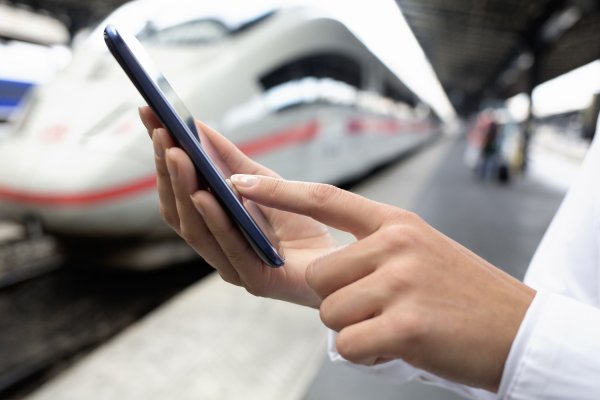 Smartfon na tle nowoczesnego pociągu