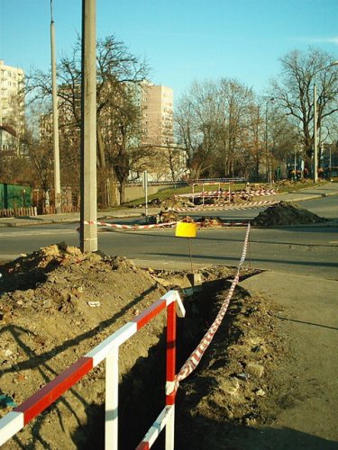 Wykopy pod kanalizację światłowodową w Gliwicach (ul. Dolnej Wsi)
