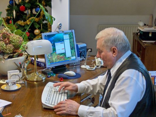 Lech Wałęsa przy komputerze