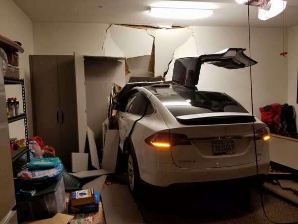 Tesla w garażu Ji Chang Sona