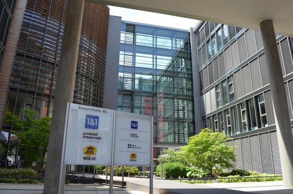 Centrum danych 1&1 w Karlsruhe (Niemcy) jest jednym z najnowocześniejszych w Europie i na świecie. Dach budynku o powierzchni 1200 m kw. został przeznaczony na systemy chłodzenia i UPS.