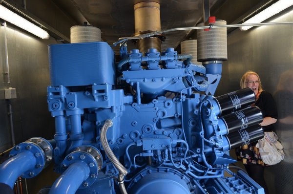 W 2009 roku centrum danych zużyło 38 mln kWh, do ich wyprodukowania potrzebne były odpowiednie generatory z silnikiem diesla.