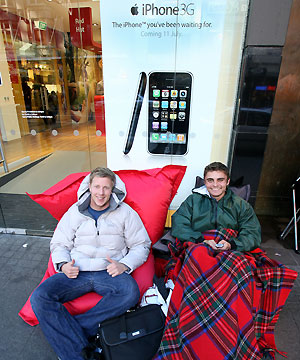 pierwszy posiadacz iPhone 3G: Jonny Gladwell (z lewej) i Evert Bruyns