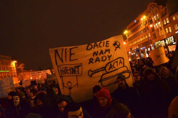 Protesty przeciw ACTA na placu Wolności w Poznaniu