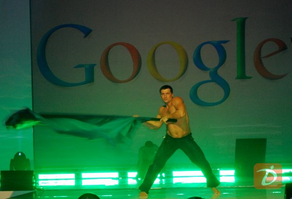 Google Day 2008, część rozyrwkowa - występ adept&oacute;w szutk walki