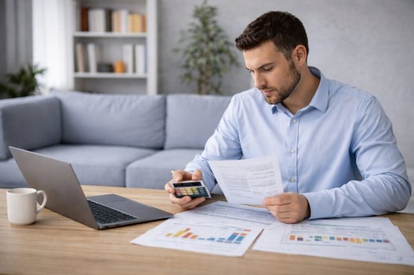 analiza dokument&oacute;w finansowych w biurze