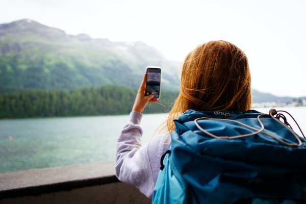 Roaming a urlop – jak korzystać ze smartfona, by nie narazić się na koszty