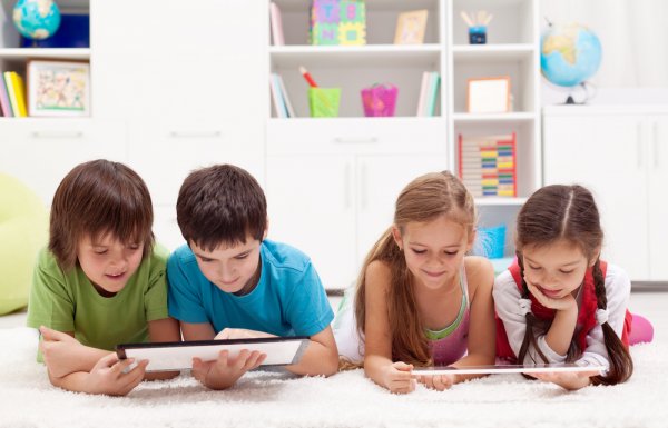 Dzieci e-podręczniki e-learning - shutterstock