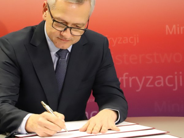Minister Cyfryzacji Marek Zagórski podpisuje umowę z Facebookiem