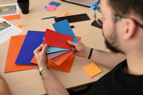 Jak wybrać producenta dmuchańc&oacute;w na sezon 2026? Poradnik dla firm eventowych