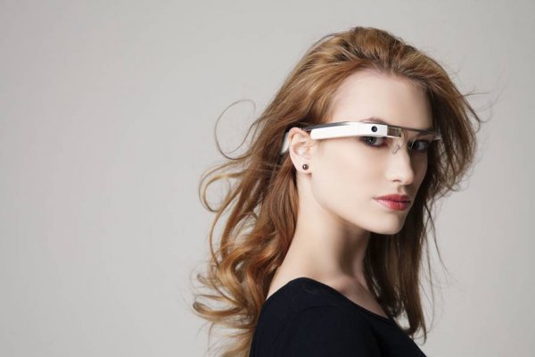 Google Glass rozwiane wlosy