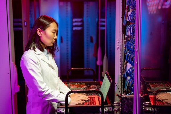 Ile zarabia technik informatyk? Por&oacute;wnanie wynagrodzeń w 5 polskich miastach