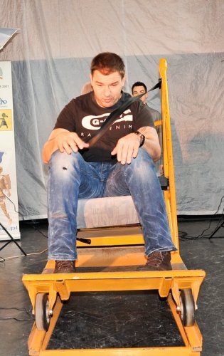 Tomasy Karolak podczas sesji na symulatorze