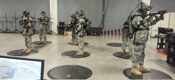 Żołnierze 4 Pułku Piechoty  podczas szkolenia zwiadowczego z zastosowaniem VR. Fot. Mykel Gurule