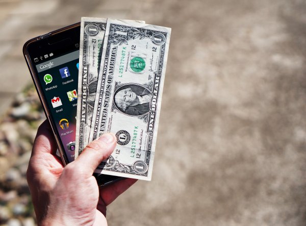 smartfon pieniądze dolar waluta