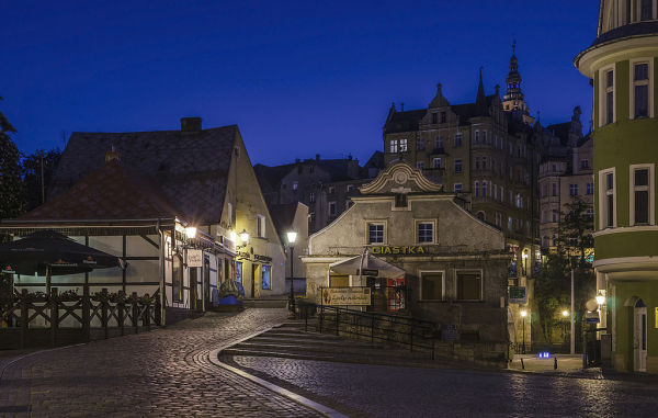Kłodzko, historyczny układ urbanistyczny - ośrodek historyczny miasta Kłodzko z zachowanymi niekompletnie miejskimi murami obronnymi wraz ze średniowiecznym mostem i wyspą Piasek