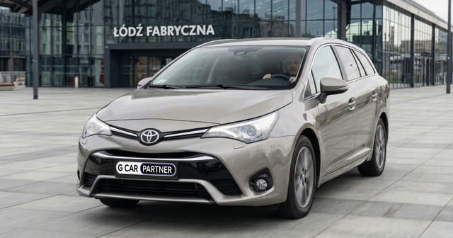 Podpisanie umowy na wynajem samochodów w Łodzi w celu szybkiego rozpoczęcia działalności za pośrednictwem oficjalnego partnera