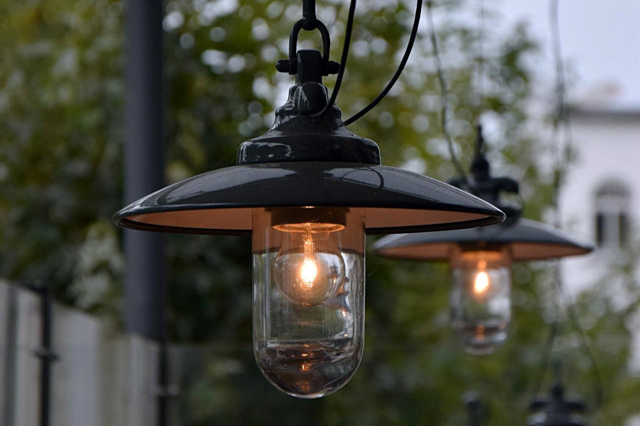 Na co zwrócić uwagę wybierając oświetlenie zewnętrzne Na co zwrócić uwagę wybierając oświetlenie zewnętrzne