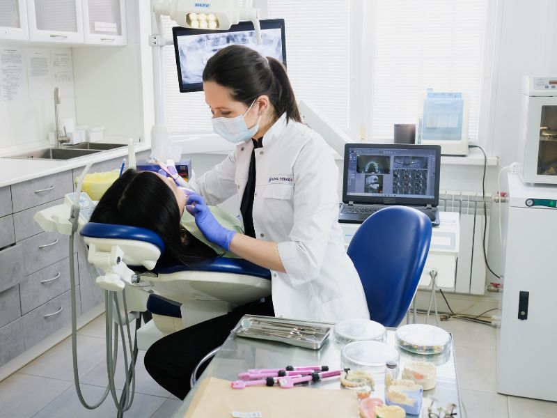 Jak uratować uśmiech? Sprawdź, co oferuje nowoczesna implantologia: Wrocław, implanty zębów, które naturalnie wypełnią ubytki