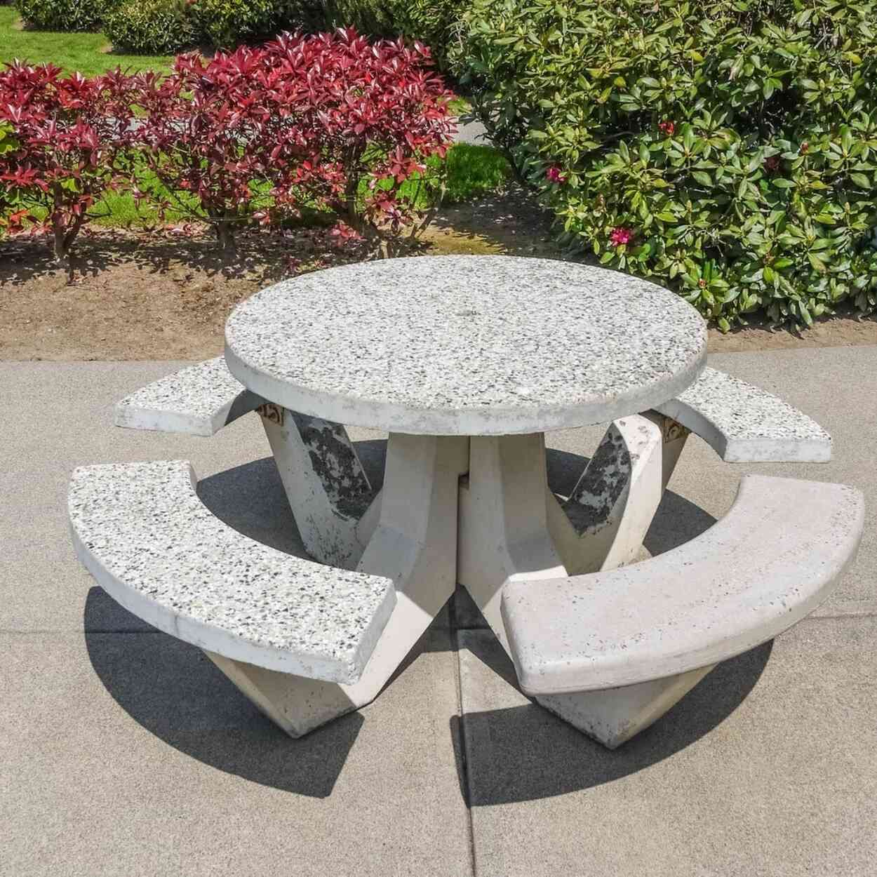 Betonowe meble ogrodowe jako synonim nowoczesnego designu i wielkiej trwałości