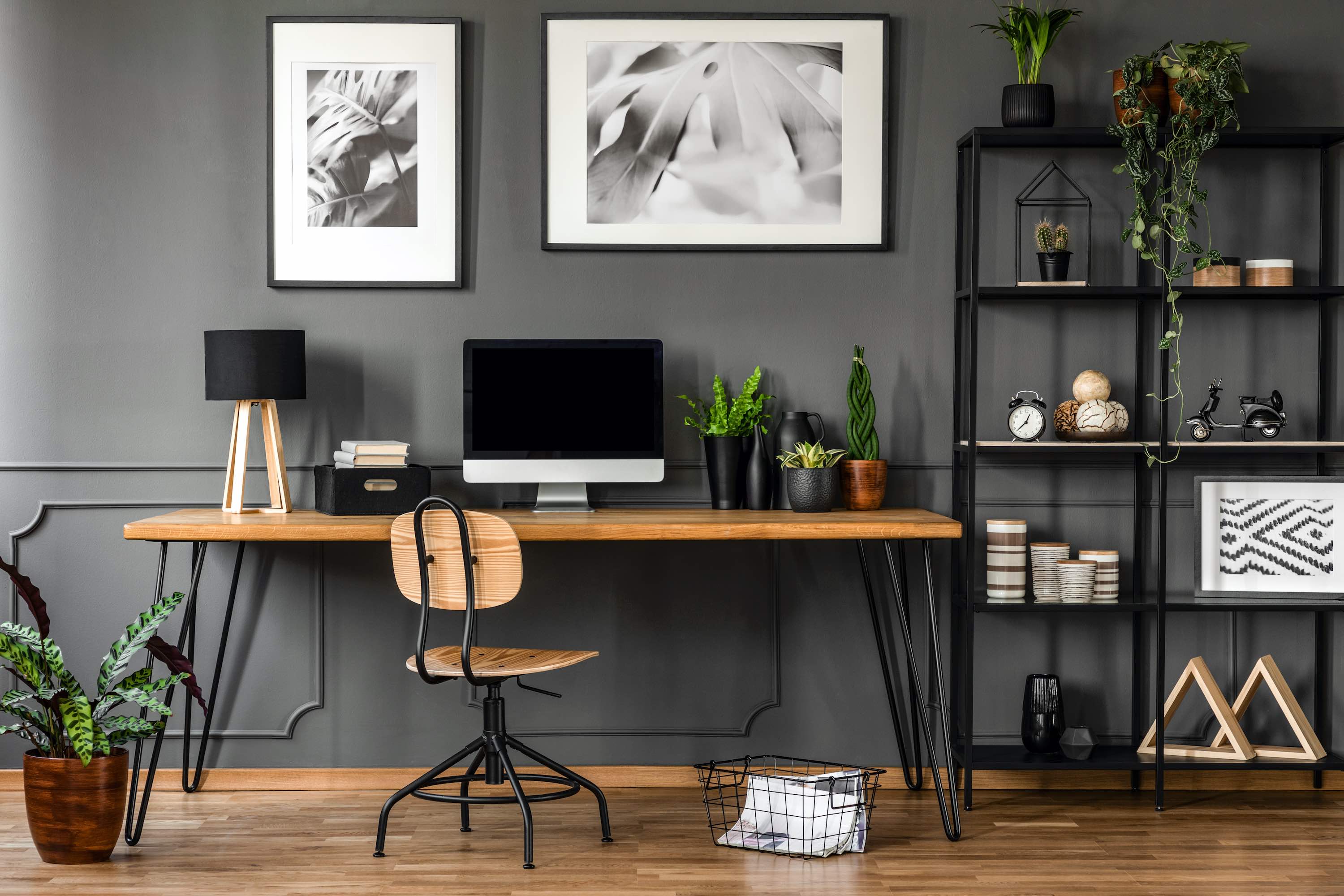 Praca na home office – jak wyposażyć domowe biuro