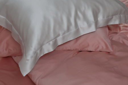 Jedwabna poszewka 70x80 jako pomysł na elegancki prezent - na ślub, Dzień Matki i inne okazje