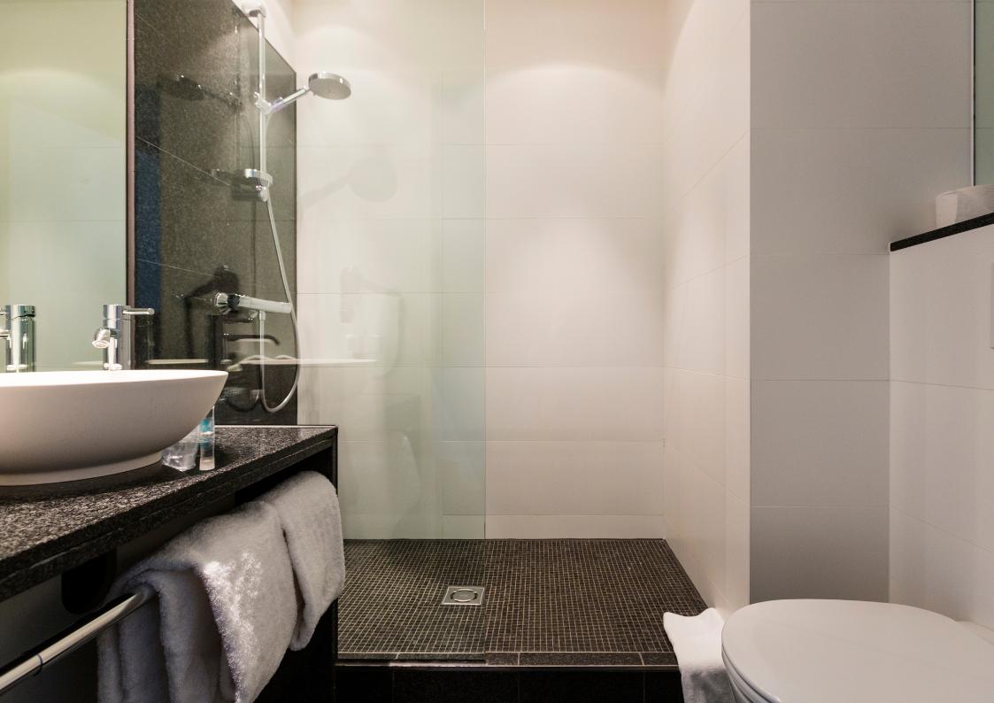 Brodziki liniowe podpłytkowe: Innowacyjne rozwiązanie dla minimalistycznych łazienek