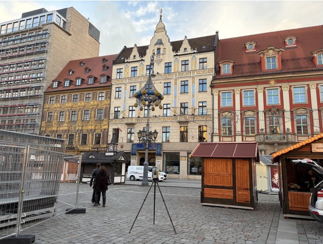 Jak cyfrowa inwentaryzacja 3D wspiera efektywność i oszczędności w przedsiębiorstwach  Skanowanie laserowe 3D stało się w ostatnich latach jednym z najważniejszych narzędzi wspierających procesy inwestycyjne i modernizacyjne w przedsiębiorstwach. Technologia, która jeszcze dekadę temu była wykorzystywana głównie w dużych projektach infrastrukturalnych, dziś trafia do firm z branży budowlanej, przemysłowej, produkcyjnej, logistycznej i nieruchomości.  Wysoka dokładność pomiarów, szybkość pozyskiwania danych i możliwość tworzenia kompletnych modeli cyfrowych budynków lub instalacji sprawiają, że skanowanie 3D realnie wpływa na efektywność operacyjną.  ## **Dlaczego firmy inwestują w digitalizację przestrzeni?**  Głównym problemem tradycyjnych pomiarów jest ich potencjalna niedokładność oraz duży nakład czasu wymagany do stworzenia dokumentacji. Błędy powstałe na etapie inwentaryzacji generują później kosztowne przeróbki projektowe oraz wydłużają czas realizacji inwestycji.  Technologia skanowania 3D eliminuje te problemy dzięki pozyskiwaniu danych z dokładnością nawet do kilku milimetrów. Pozwala to znacząco ograniczyć ryzyko kolizji projektowych, przyspieszyć projektowanie i skrócić przestoje operacyjne w zakładach produkcyjnych.  ## **Zastosowanie technologii skanowania w praktyce przedsiębiorstw**  W sektorach przemysłowych cyfrowa inwentaryzacja jest wykorzystywana do:  * projektowania nowych linii technologicznych,   * kontroli odkształceń konstrukcyjnych,   * analizy kolizji instalacji,   * optymalizacji rozmieszczenia maszyn,   * planowania modernizacji hal produkcyjnych.  W firmach działających w budownictwie i nieruchomościach modele 3D stanowią podstawę dokumentacji powykonawczej, wspierają zarządzanie obiektami i ułatwiają planowanie remontów.  ## **Przykład branżowy: rola firm skanujących 3D**  Na polskim rynku działa coraz więcej podmiotów dostarczających usługi digitalizacji obiektów. Jednym z przykładów jest ScanM2.com, realizująca projekty skanowania budynków komercyjnych, przemysłowych i publicznych.  Coraz więcej przedsiębiorstw korzysta z [**usługi skanowania 3D w Polsce**](https://scanm2.com/pl/uslugi/skanowanie-3d-w-polsce/) jako elementu przygotowania dokumentacji projektowej lub modernizacyjnej. Według analiz branżowych zastosowanie chmur punktów i modeli BIM pozwala obniżyć koszty remontów i modernizacji o 10–20%.  ## **Korzyści finansowe i organizacyjne dla firm**  Wykorzystanie inwentaryzacji 3D w procesach biznesowych przynosi wymierne oszczędności:  * redukcję błędów projektowych,   * skrócenie czasu potrzebnego na pomiary,   * lepszą koordynację zespołów projektowych,   * mniejsze ryzyko przestojów w produkcji,   * bardziej precyzyjne planowanie inwestycji.  Dodatkowo cyfrowe modele 3D zwiększają transparentność danych i umożliwiają wieloletnie zarządzanie dokumentacją obiektów.  ## **Podsumowanie**  Digitalizacja przestrzeni i skanowanie 3D nie są już innowacją zarezerwowaną dla największych firm. Stają się standardem, który wspiera precyzję projektową, ogranicza koszty i zwiększa efektywność operacyjną biznesu. Wraz ze wzrostem dostępności technologii i profesjonalnych usługodawców, przedsiębiorstwa z różnych branż coraz częściej sięgają po rozwiązania oparte na chmurze punktów i modelach BIM, traktując je jako fundament nowoczesnego zarządzania aktywami.