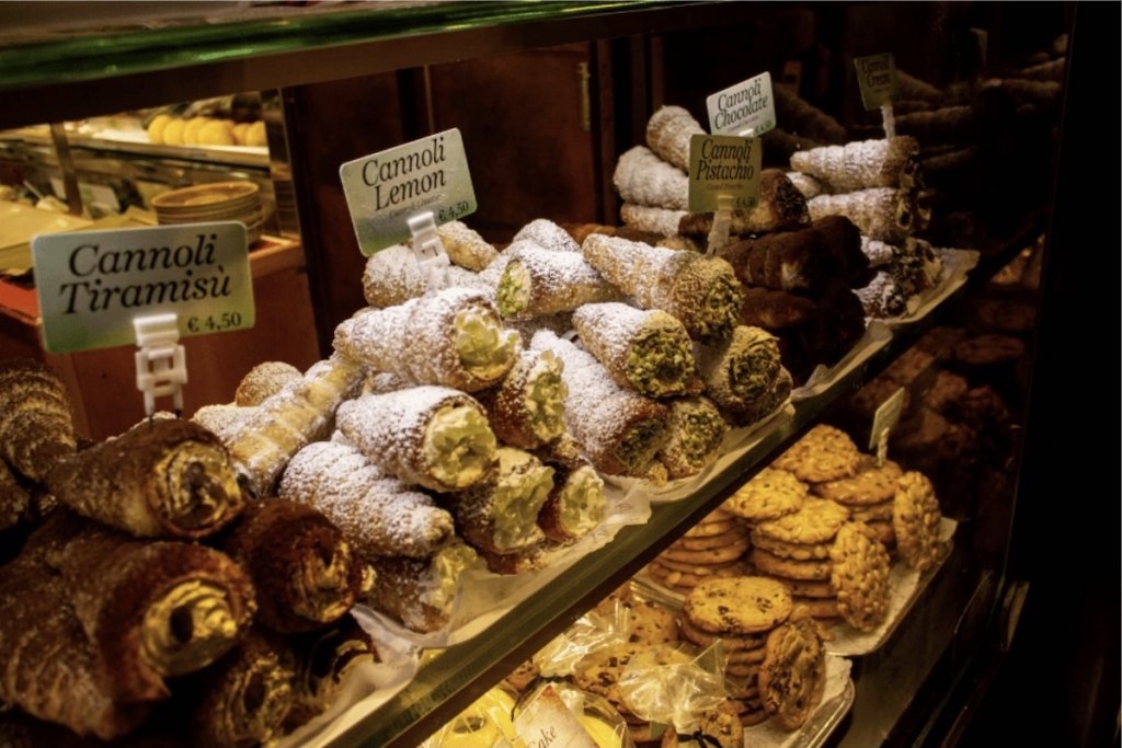 desery w sklepie włoskim