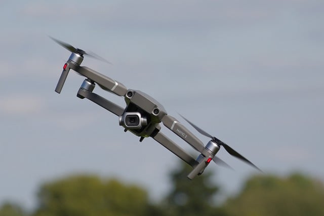 Kto może latać dronem? Najważniejsze informacje