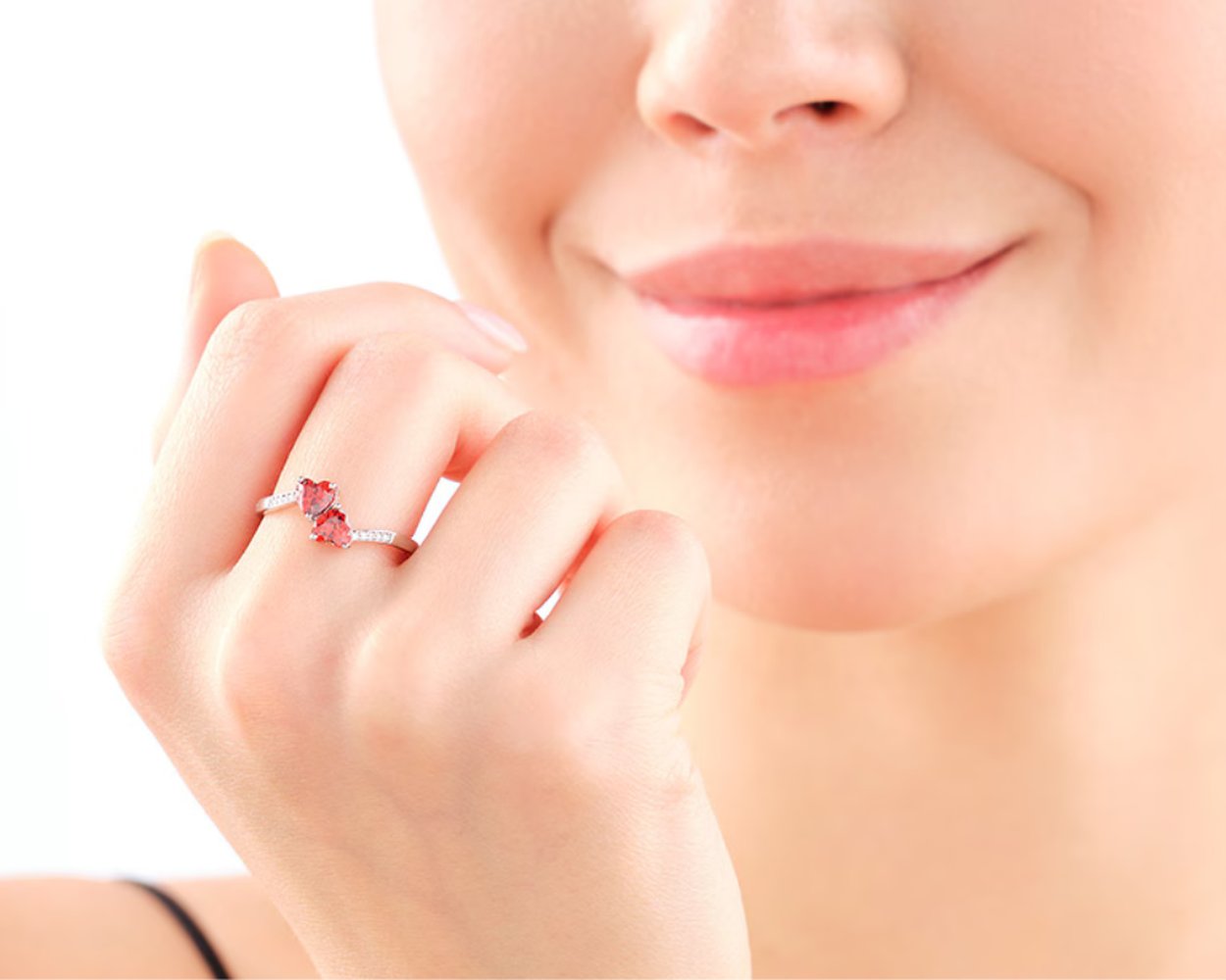 Minimalistyczna biżuteria na Dzień Kobiet - modne propozycje biżuteria na dzień kobiet