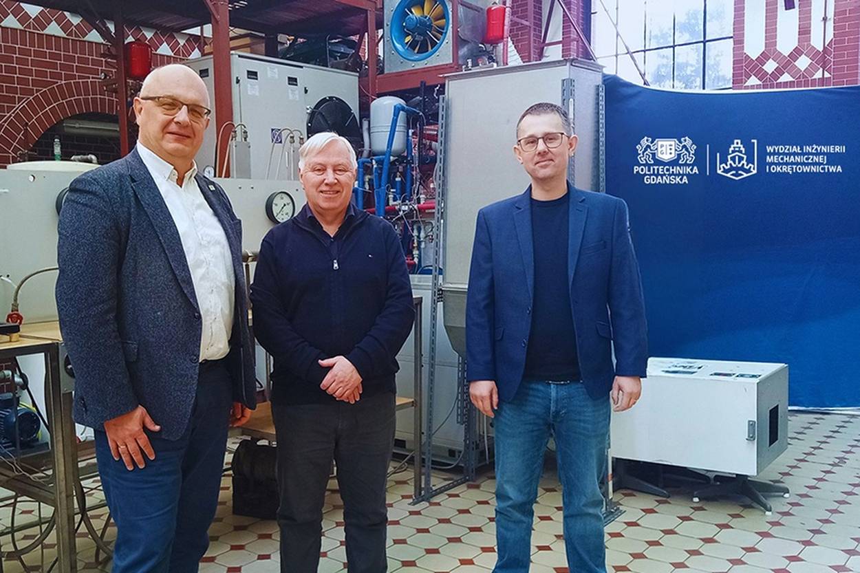 Jedno urządzenie, trzy rodzaje energii - Politechnika Gdańska patentuje trigenerację przyszłości Od lewej: prof. Dariusz Mikielewicz, Bogusław Witkowski, prezes APS Group, prof. Rafał Andrzejczyk