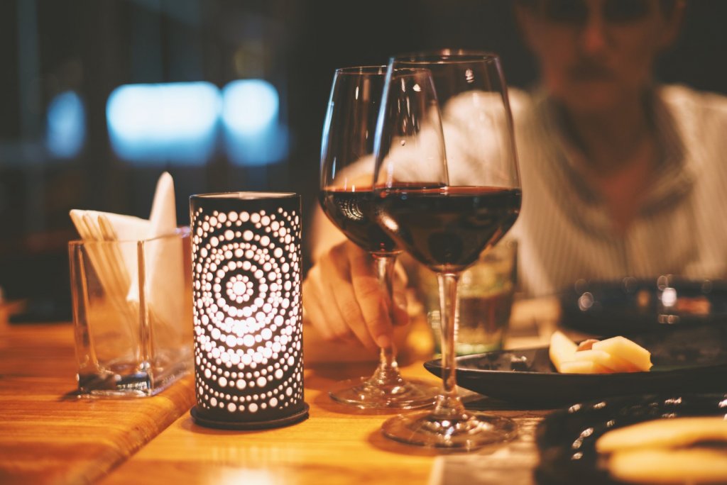 Co sprawia, że zwykły wieczór staje się wyjątkowy? Najciekawsze pomysły na chill i spotkania ze znajomymi