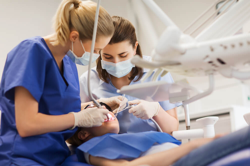 Jak wybrać dobry kurs asystentki stomatologicznej?