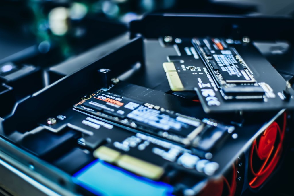 Jaki wybrać dysk SSD - SATA czy M.2 PCIe NVMe. Różnice, kompatybilność i jak dobrać do sprzętu