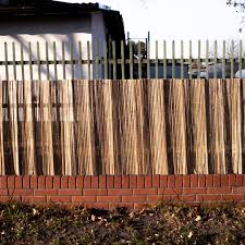 Mata osłonowa na płot - jak wybrać odporne i estetyczne zabezpieczenie