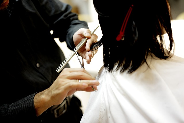 Peleryny fryzjerskie – czym się kierować podczas zakupu?