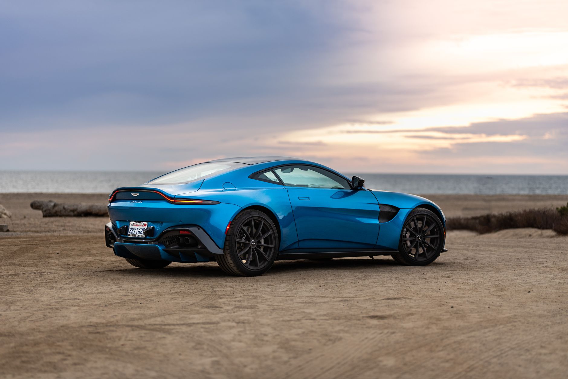 Ponadczasowa elegancja i sportowe emocje. Dlaczego brytyjska legenda motoryzacji wciąż zachwyca? aston martin, samochód, motoryzacja