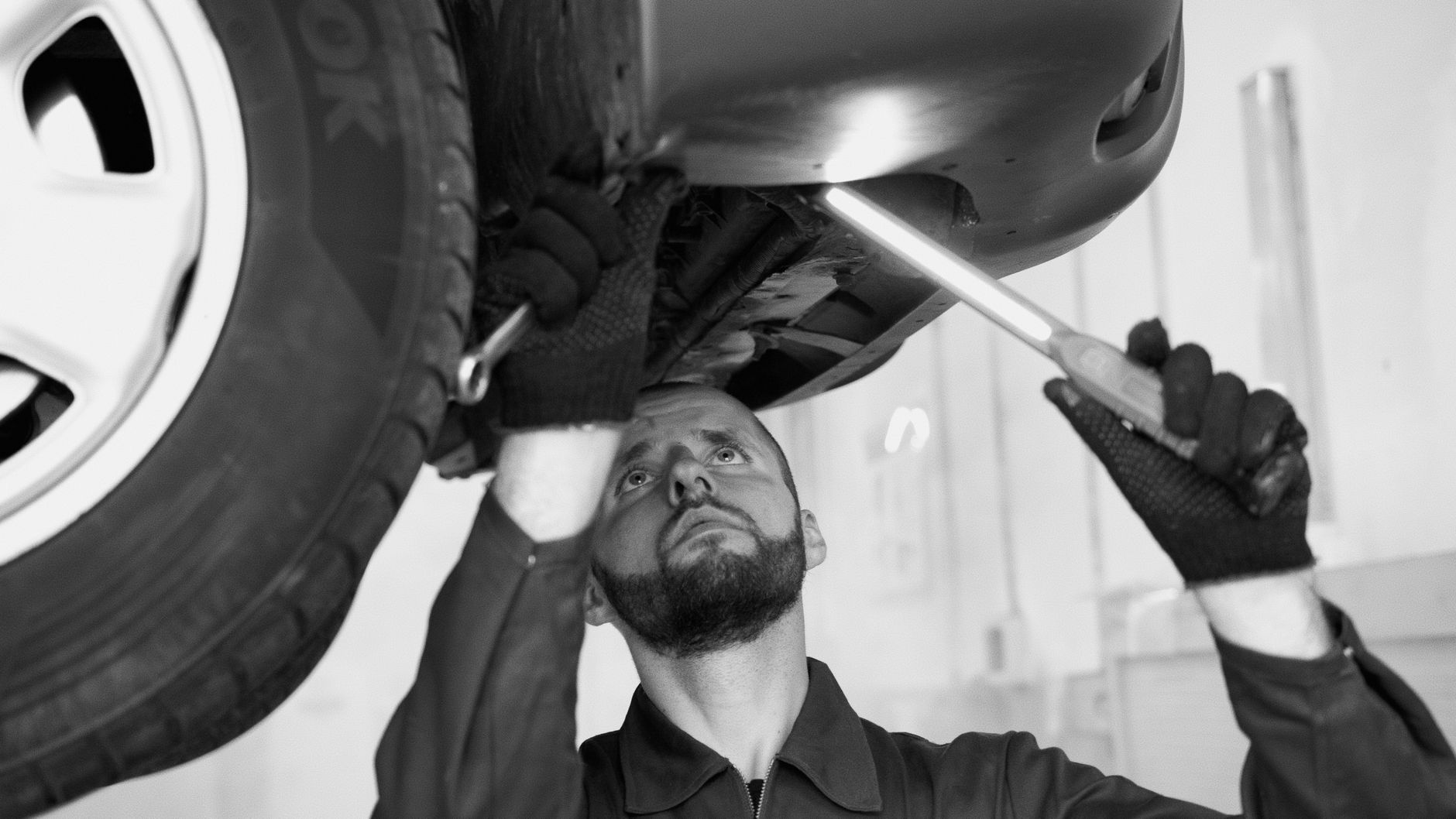 Jak skutecznie zadbać o sprawność auta? Postaw na wyspecjalizowany serwis mechanik, serwisu auta