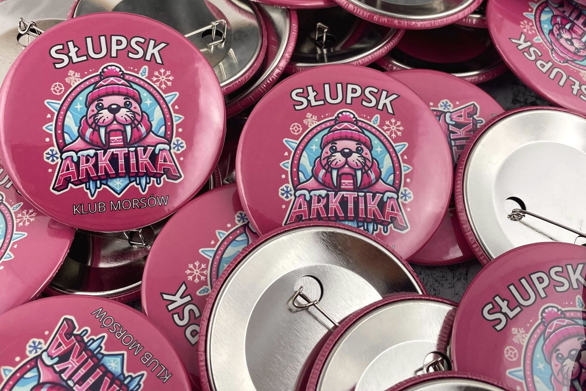 Przypinki firmowe jako element profesjonalnego wizerunku marki