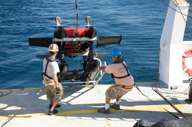 Robot ISIIS wciągany na pokład statku NOAA R/V McArthur II. Źródło: U. Miami / J. Luo
