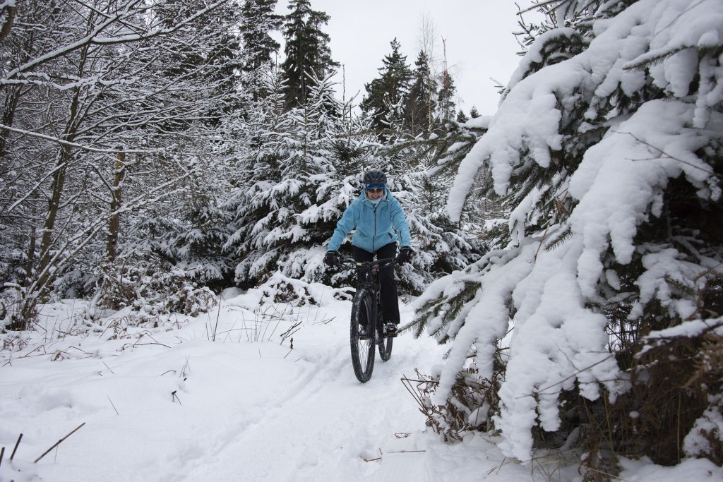 Jeździsz zimą rowerem? Nie zapomnij zadbać o dodatkowe wyposażenie